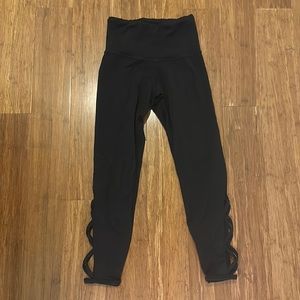 Strut this black cropped leggings with cutouts